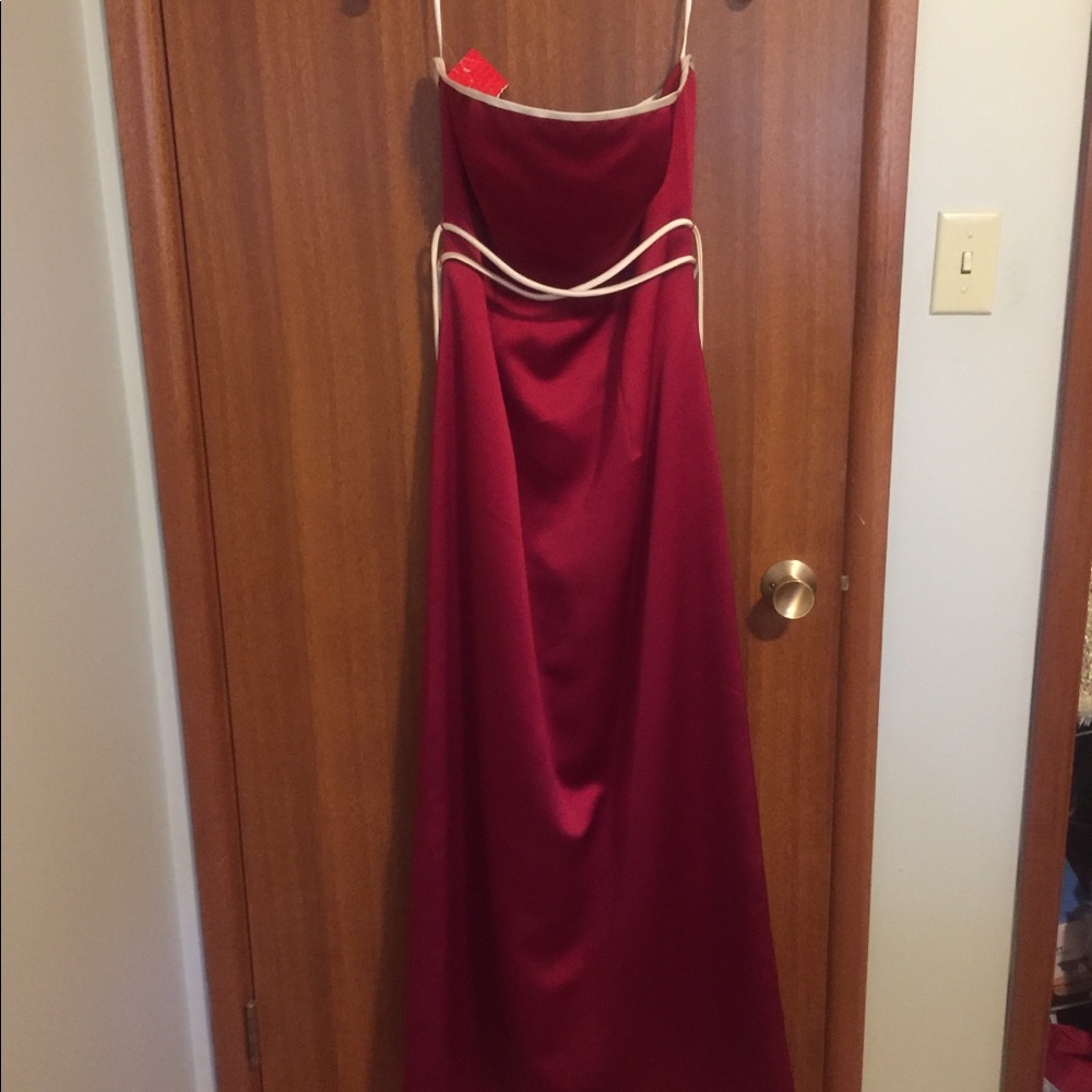 Red gown - Picture 2 of 5
